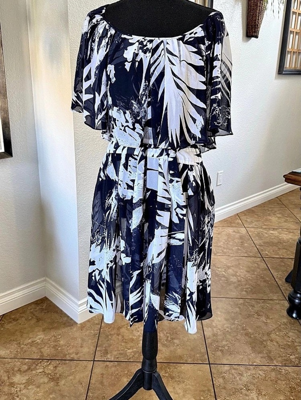 Vince Camuto sheer Abstract Midi Dress in Blue & White Size 10 Like New